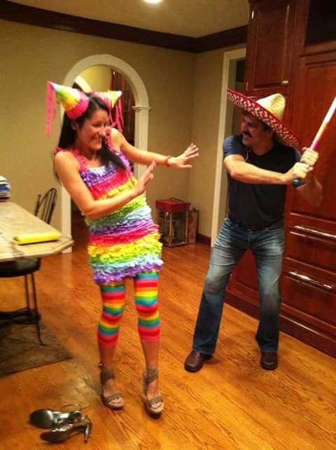 Z4YNFUCKM3's tweet photo. Disfrazare a la que me cae mal como la piñata, y a darle duro. Aveda https://t.co/XOderWM5OK