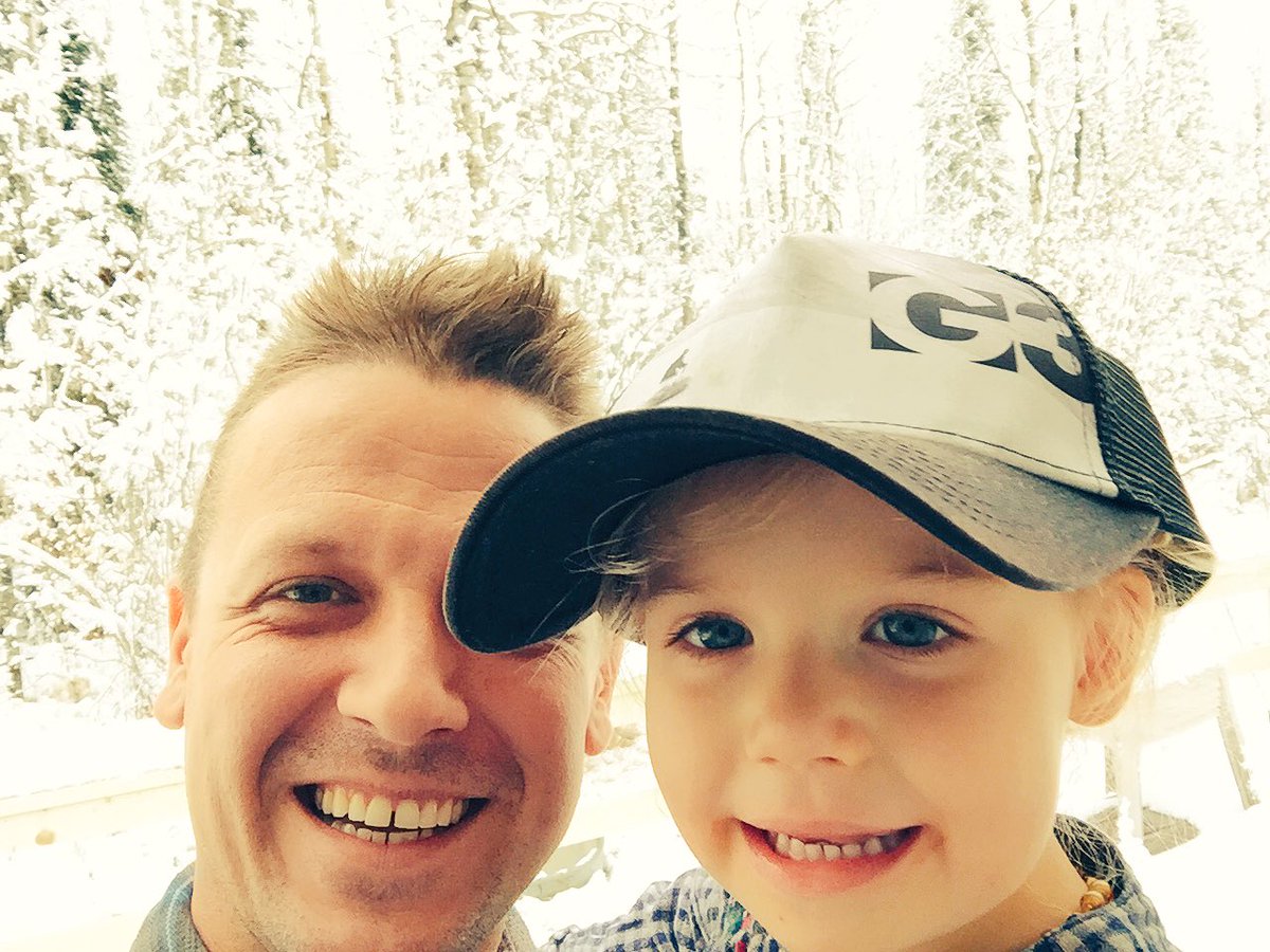 thompsongo's tweet photo. @G3Gear it's snowing in AB!!  This girl is stoked!!!  We can't wait to get out!! https://t.co/F7KkZcxDIp