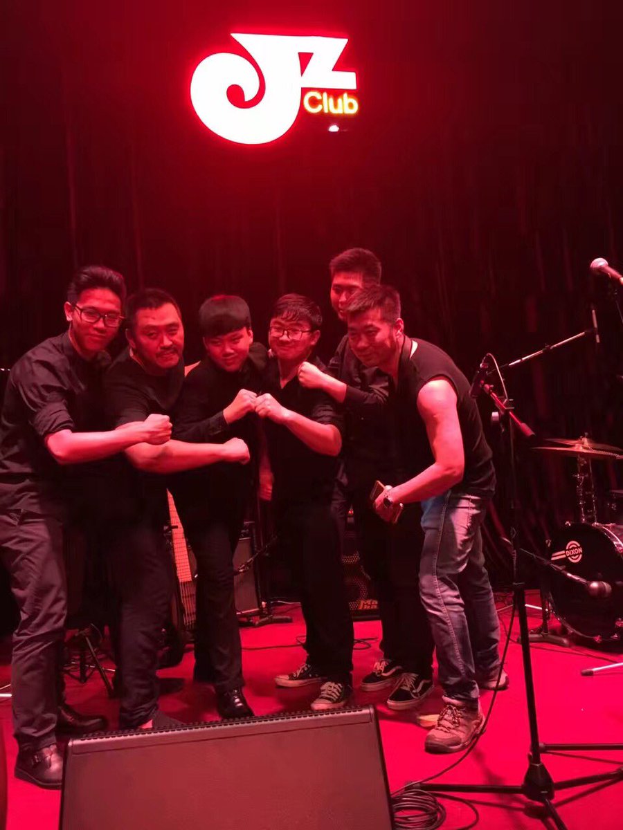 saxophon9's tweet photo. Show time #Jzclub #tksaxophone #cclee  https://t.co/rllpTOJmy8 https://t.co/a4t6BY6F8C