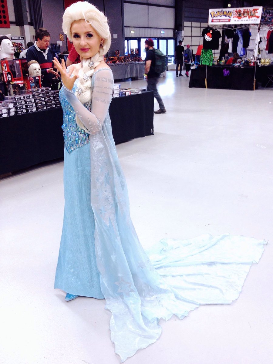 MandyJean's tweet photo. Some snaps from #NorCon6! Had a magical day! ☃❄️ #cosplay #disney #elsa #frozen #disneybloggerschat #disneycosplay https://t.co/qw6rvYqvKA
