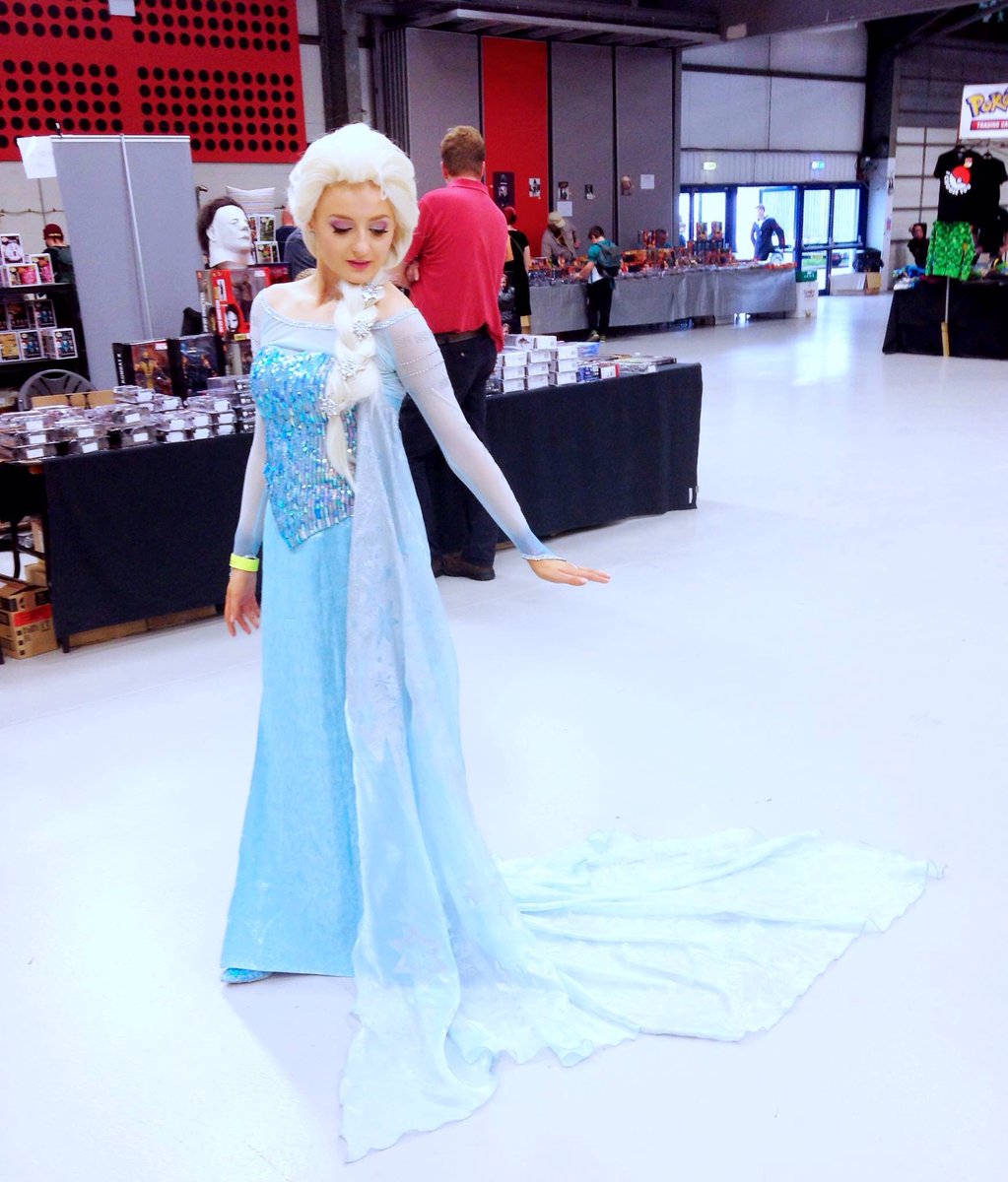 MandyJean's tweet photo. Some snaps from #NorCon6! Had a magical day! ☃❄️ #cosplay #disney #elsa #frozen #disneybloggerschat #disneycosplay https://t.co/qw6rvYqvKA