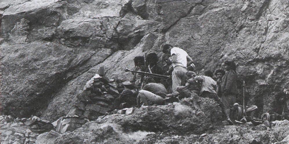 crimesofbrits's tweet photo. 1962-70: Britain's covert war in North Yemen saw them collude with Israel &amp; Saudi Arabia. 200,000 died.

Photo of Brits assisting royalists. https://t.co/eW4GEhW7UL