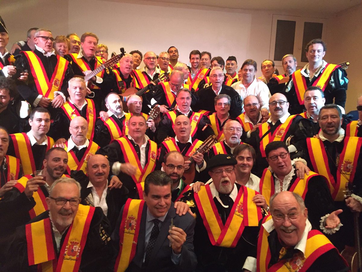 Todo un honor haber sido nombrado hoy Caballero de España. Llevaré esta insignia con orgullo y felicidad. 😀🇪🇸🎖