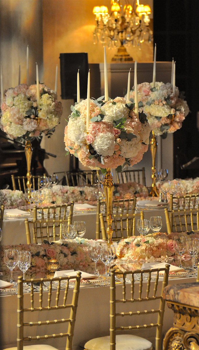 Adored working on this wedding last week <a href="/BlenheimPalace/">Blenheim Palace</a> , stylish and luxurious flowers set off by the ornate Great Hall &amp; Long library