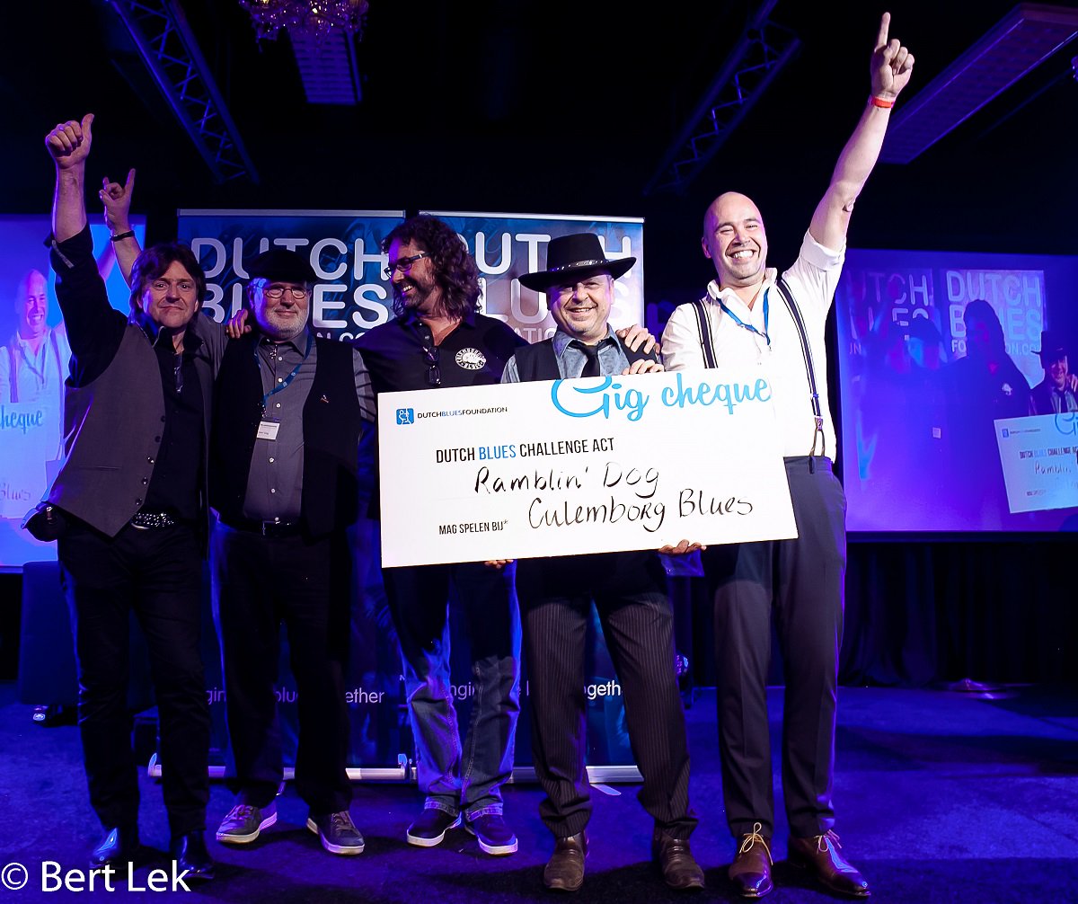 BluesMagazine's tweet photo. Winnaar Publieksprijs @ Dutch Blues Challenge 2016 - #RamblinDog
#DBC2016 @bluesaward Photo: Bert Lek https://t.co/lHPlrnQMf2