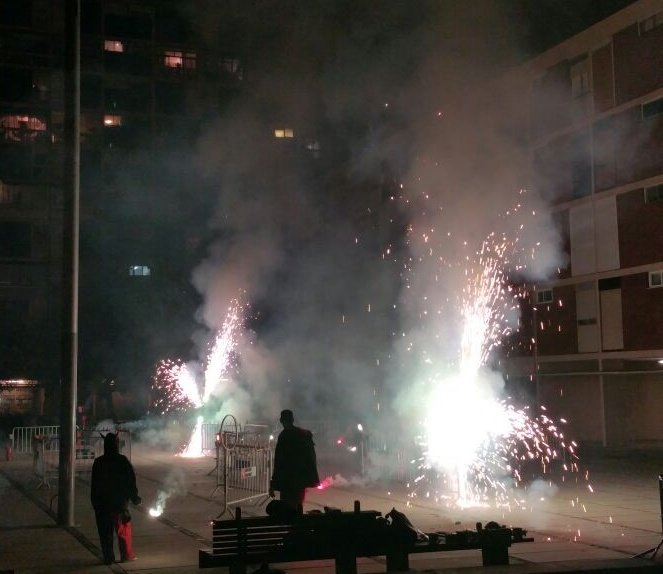 veinsmontbau's tweet photo. FOCS de fi de Festa Major a càrrec de @diablesmontbau al Pla de #Montbau 🔥🎆🎇✨🎉 #AVVM #FMMontbau2016 https://t.co/LCb8ILiwji