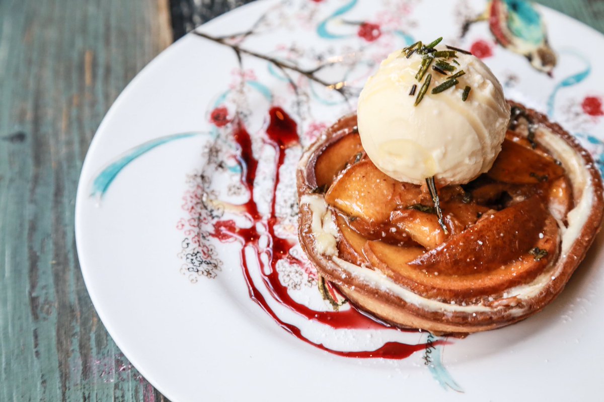 No #SundayScaries here! 🙅🏼 #Dessert is looking delicious with our #FARMERSMARKET LOCAL FRUIT TARTLET🍎🍐🍏🍴 #nycdinner #delicious #food