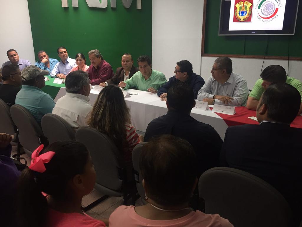 HectorYunes's tweet photo. Les comparto estas imágenes de la reunión de trabajo con los juarochos, en donde asistieron delegados federales https://t.co/Ii7NIZYtPw