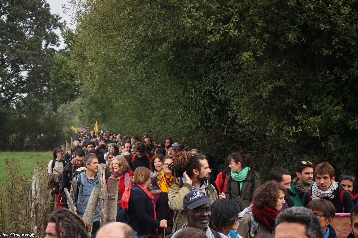 Jim_DV's tweet photo. Après trois mois d'organisation, la mobilisation #NDDL pour défendre la #ZAD est un succès ! Des milliers de batôns, de sourires et de ♥ :) https://t.co/IVdK3S7WfK
