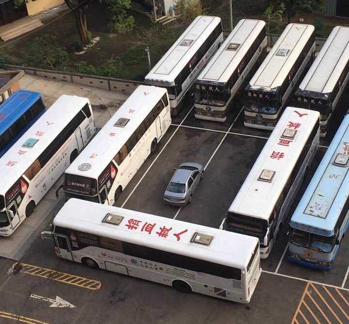 バスの駐車場を占拠した一台の車がメッチャ仕返しされてて笑うｗこれは完全包囲ｗｗｗ