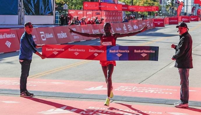 RunningLife_'s tweet photo. @AbelKirui1 2:11:23 y #FlorenceKiplagat 2:21:32 ganan el #Maratón de #Chicago 2016 @chimarathon 🏃🏻 #Corre https://t.co/mS61qkVNdv