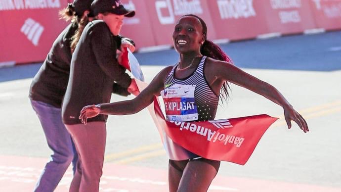 RunningLife_'s tweet photo. @AbelKirui1 2:11:23 y #FlorenceKiplagat 2:21:32 ganan el #Maratón de #Chicago 2016 @chimarathon 🏃🏻 #Corre https://t.co/mS61qkVNdv