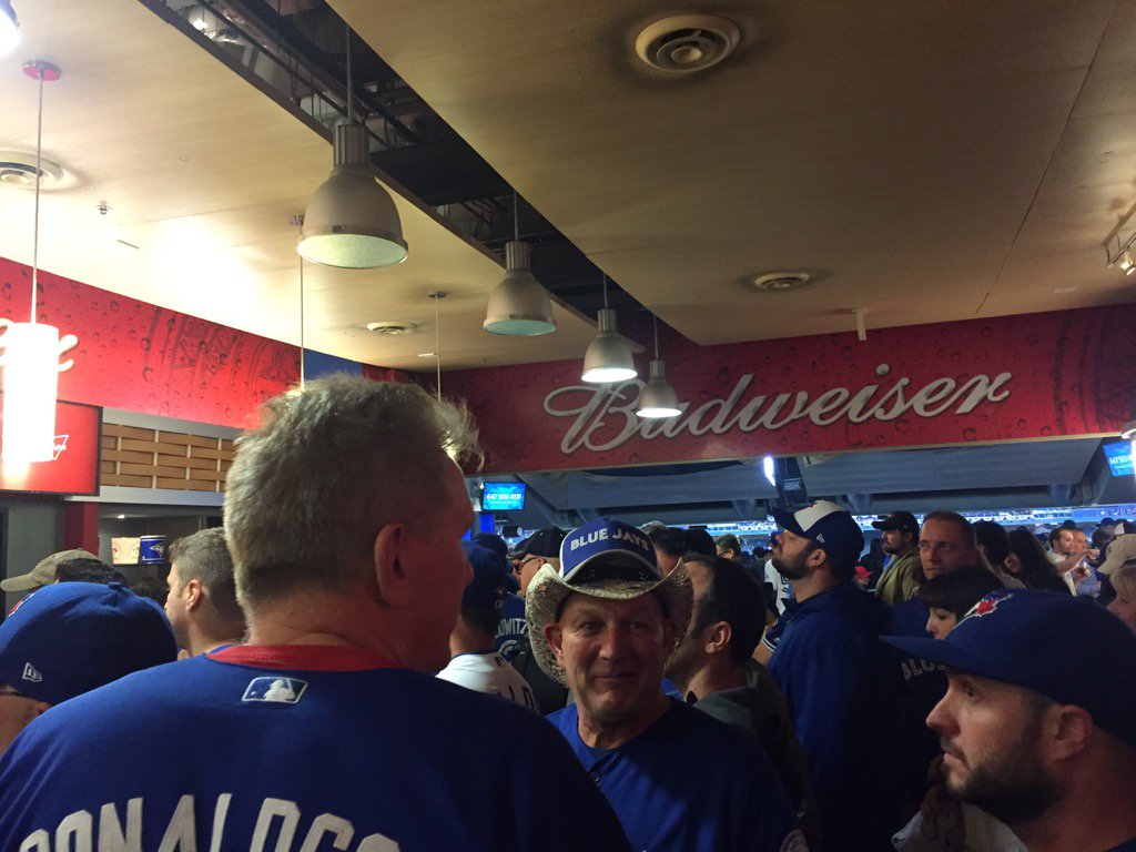 stephaniesmyth's tweet photo. Twice as long now to get drink at @RogersCentre thx to new rules post #beertoss https://t.co/1QhbAP2fiX