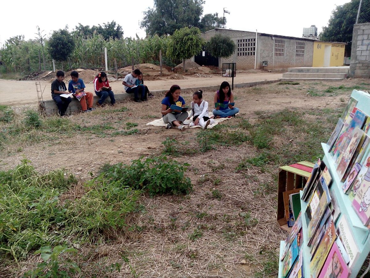 SindihuiMora's tweet photo. Es gratificante ver la emoción de los niños al aventurarse leyendo libros . El Balero lo hace posible. #Oaxacalee https://t.co/bXoI0bVanp