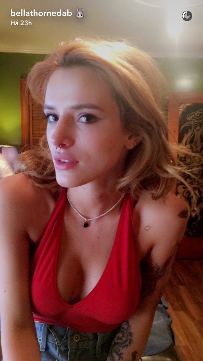 infobellat's tweet photo. Bella postou essas fotos em seu Snapchat a algumas horas atrás https://t.co/2KeUa6UTVP