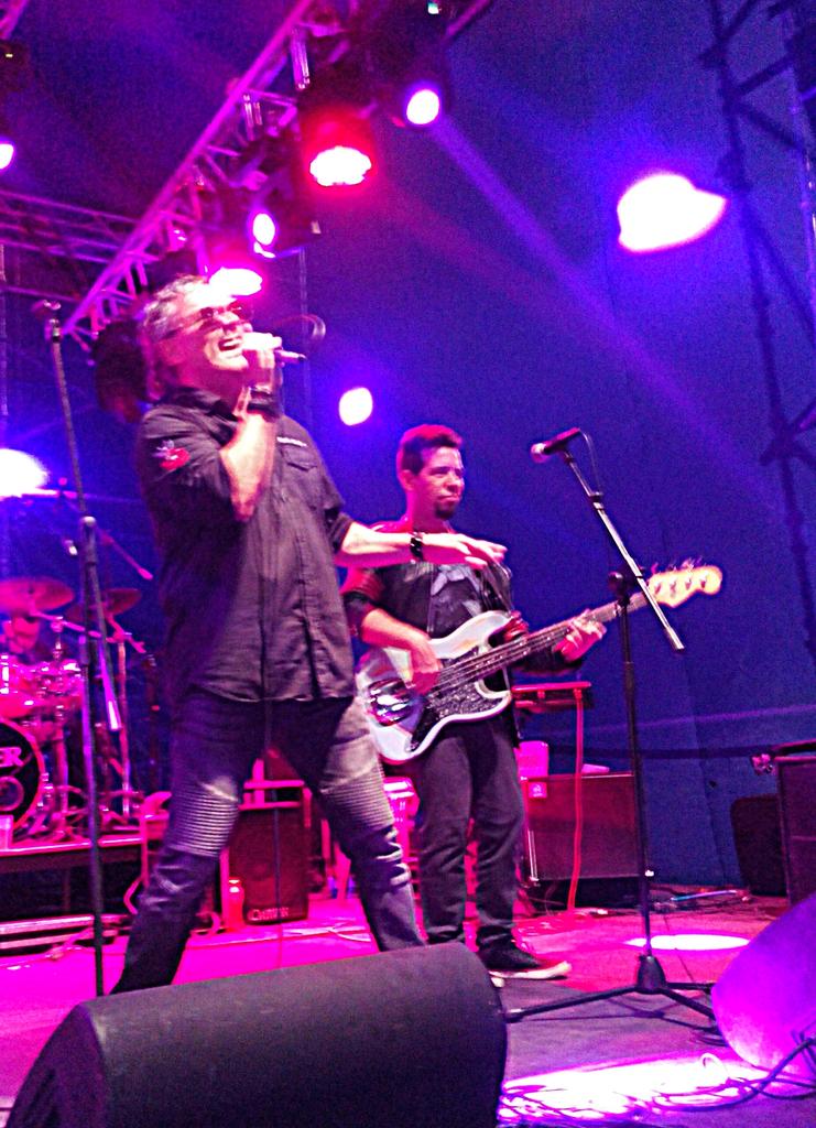 @alexispenam llenó los espacios del <a href="/LusoLarense/">Centro Luso Larense</a> con su potente voz junto <a href="/bandapoker/">Jorge Modolell</a> Pura nostalgia de los 80