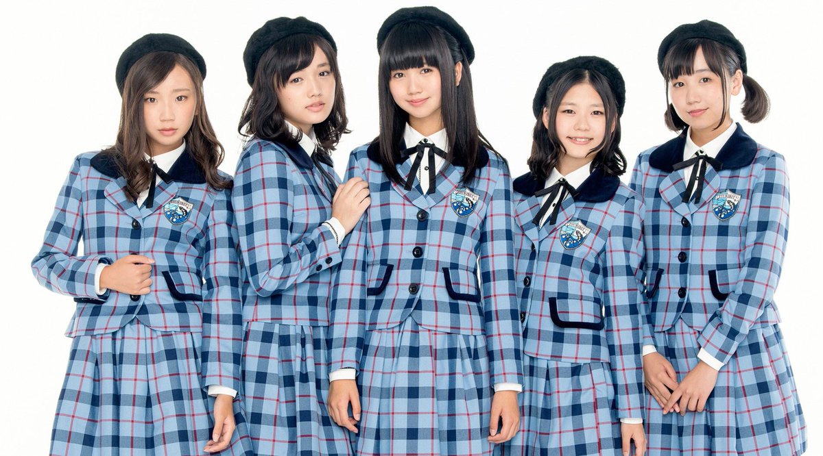 Sharp つりビットにはなかった感じの雰囲気ですよね みーちゃんセンターらしく アニメとかギャルゲーの 学園 に出てきそうなチェックの制服とベレー帽 そして どのキャラを 攻略 するか って迷ってしまう美少女5人 これでトレーディングカードとか
