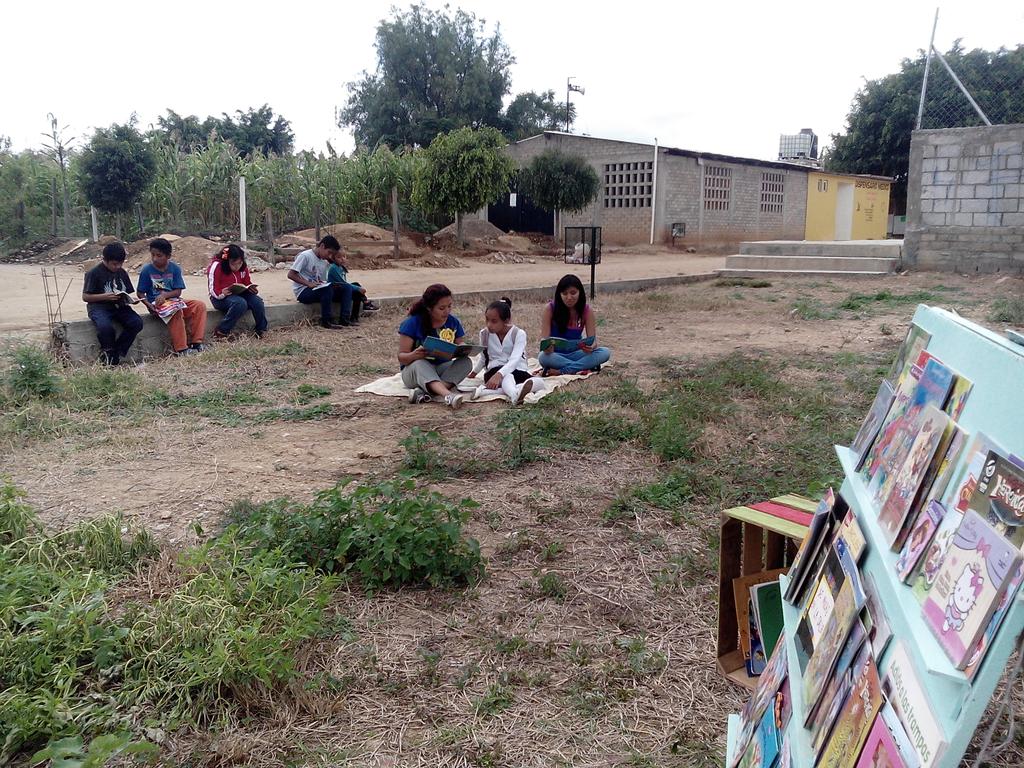 ElBaler0's tweet photo. Hoy leemos con niños y niñas de la colonia Campo Real, Villa de Zaachila, Oaxaca, Oax. 
📚👏📚❤ https://t.co/BkoUPxKjw8