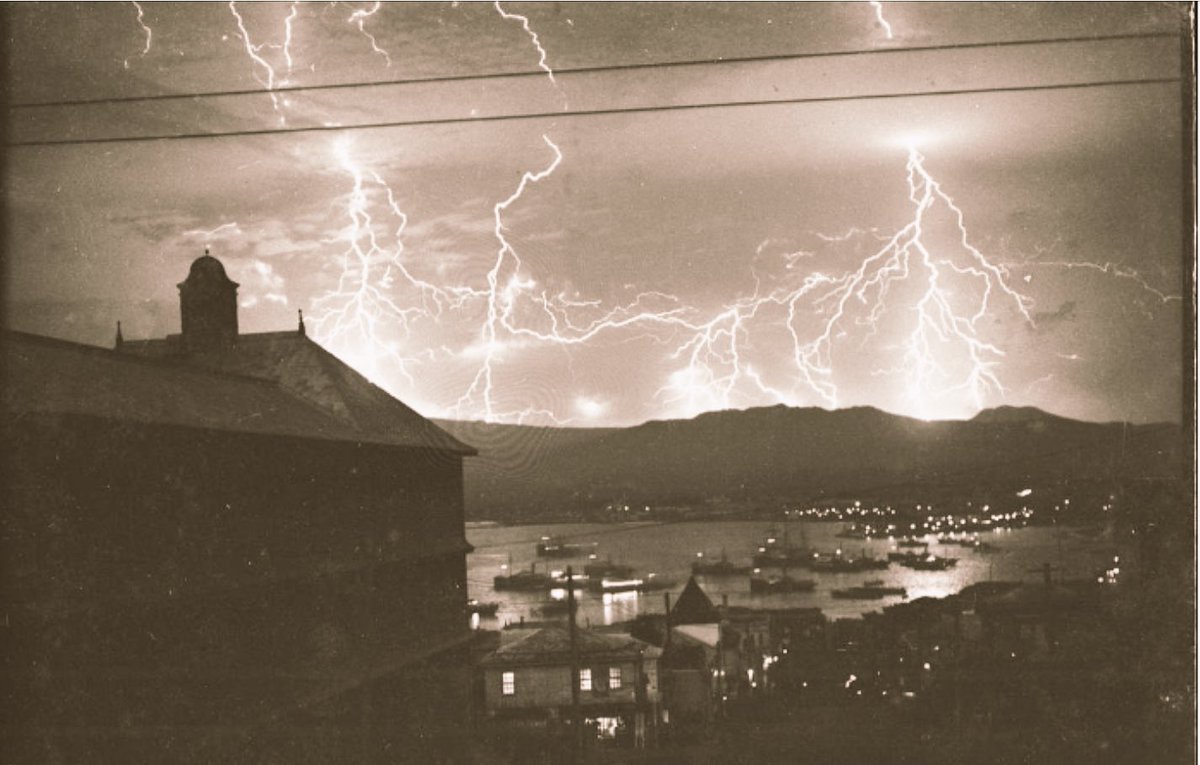 S Ogawa No Twitter 阿蘇山のニュースを見ていて 駒ヶ岳も結構怒らせると怖い活火山だと思い出す 二枚目の写真は火山雷 溶岩ではなく火山灰を吹き上げ なおかつ水蒸気少なめで静電気量が多い駒ヶ岳では起こり得る気象現象 T Co 3f4qqjm30a T Co