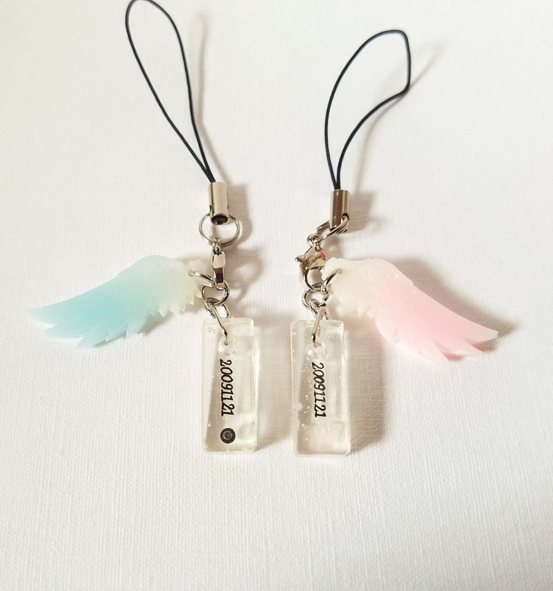 Sora Twitterissa 新作の 天使の羽のペアストラップ 販売です Minne様にて T Co 4seps556bx透明な中に入ってる数字はお二人の大切な日を Minne レジン ペアストラップ ハンドメイド好き