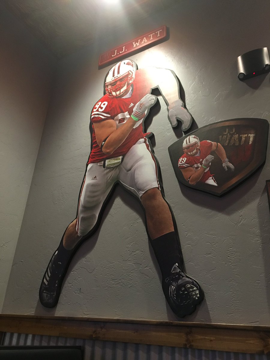 ccifaldi8's tweet photo. Staring at @JJWatt while eating dinner 😍 https://t.co/9idZ1uHXuw