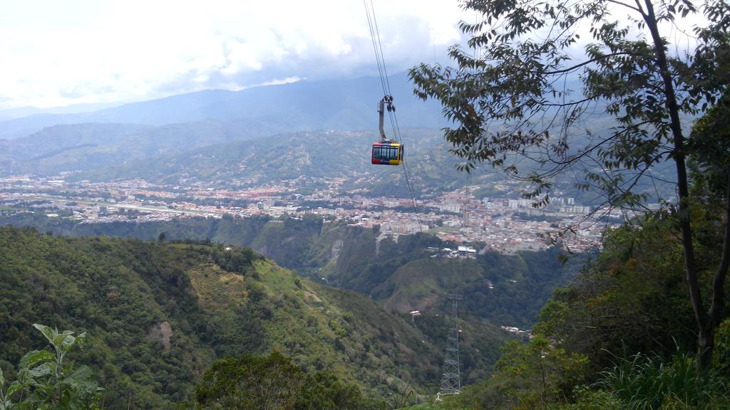 MeridaRunners's tweet image. nuestra ciudad cumple 458 años, esta ciudad custodiada por montañas. cómo la amo. como amo a mi Venezuela