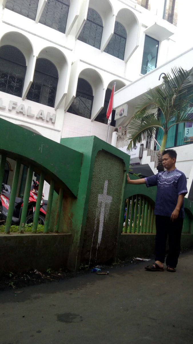 agusbaitul's tweet photo. Profokasi di masjid Lagoa Koja, entah apa motif mereka mengecat lambang salib didepan tembok masjid https://t.co/4eQ10iYUDD