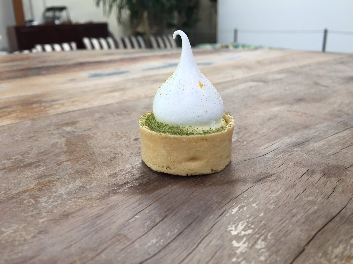 meilin21's tweet photo. Kaffir Lime Tartlet for #thekleinbarts #lizandjonathan2016 #millwick #dtla #kaffirlime #curd #meringue #23carat #allgoldeverything https://t.co/BZ92WrUkUx
