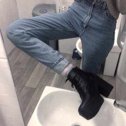 Skinny jeans and boots. #ModaDDA