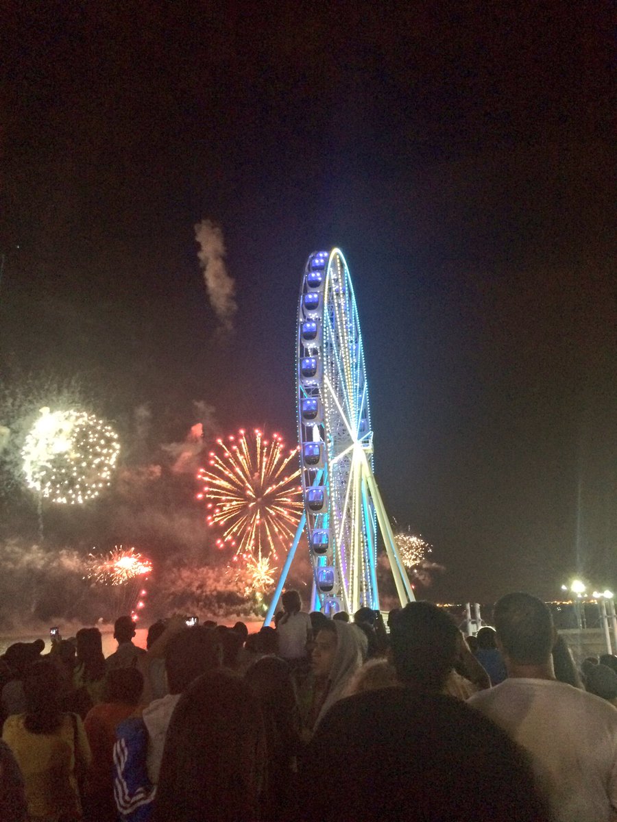 Con fuegos artificiales desde el Malecón Simón Bolívar seguimos celebrando #196AñosDeIndependencia. ¡#VivaGuayaquil!