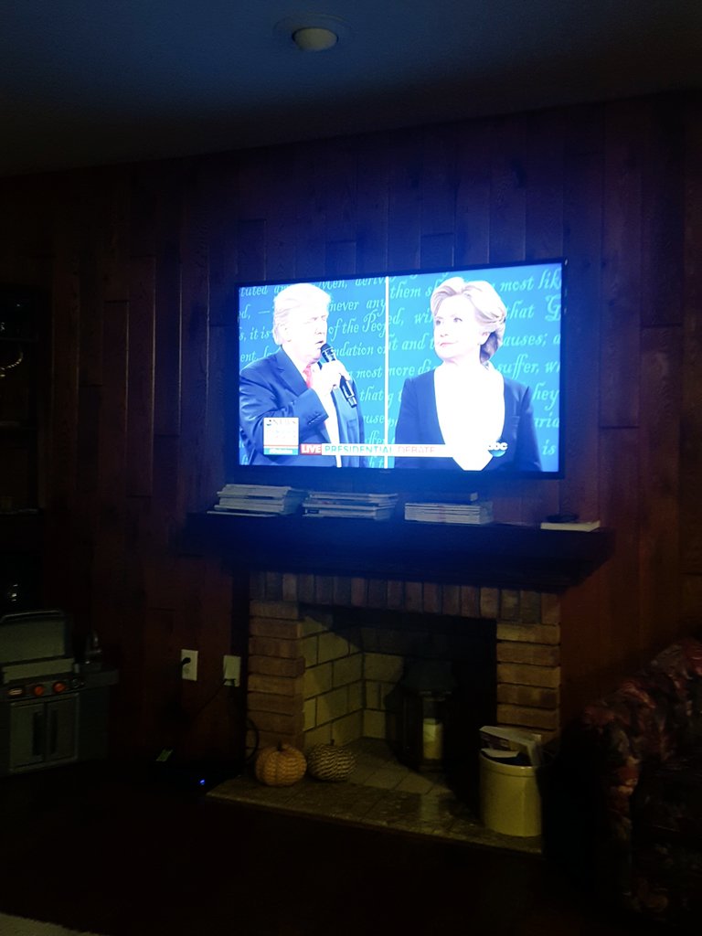 JamesLynnStyle's tweet photo. @HillaryClinton HOW do you even sit next to that imbecile with your shoulders high? https://t.co/X9ZxIidPCi