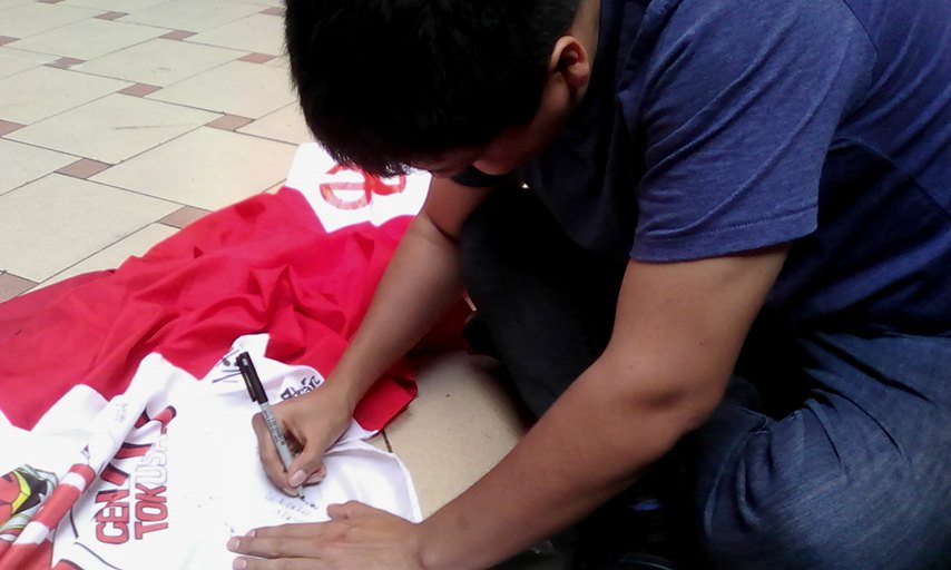 GTokuPeru's tweet photo. Firma de banderas para #NobuoYamada y #TakayoshiTanimoto (FOTOS) https://t.co/cVPXj8Izlw @Proyecto_Otaku #OtakuFest #Tokusatsu @zophiap https://t.co/EzIFOqN8bE