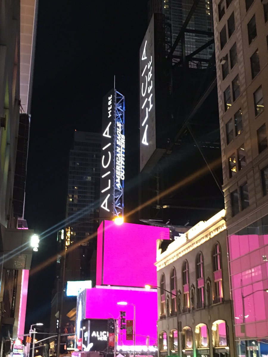Semones's tweet photo. This is happening rt now! #JayZ is on stage w #AliciaKeys performing live in #TimesSquare! #NYC #DebateAvoidance https://t.co/fgnWBGU9FI