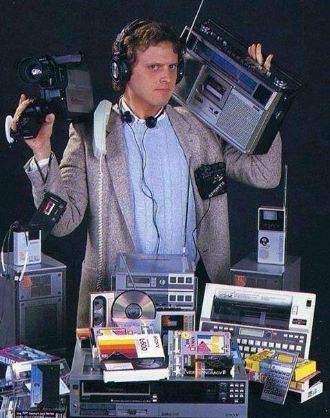 _Dan993's tweet image. بعد 30 عام أصبحت كل هذه الأجهزة التي تراها في الصورة ، موجودة في هاتفك المحمول الآن.