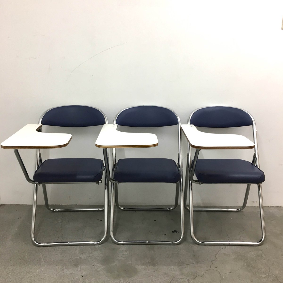 D D Kagoshima On Twitter Used情報 コクヨのサイドテーブル付きパイプ椅子が入荷いたしました シート テーブルともに状態がとても良いです 折りたたみ式なので移動も収納も簡単です 5脚入荷いたしております F K