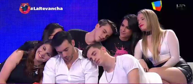 turreoedit's tweet photo. Combate sin mica 

#ViciconteYPituAMiMujerPuedeSG https://t.co/6kbnd0ZtGg