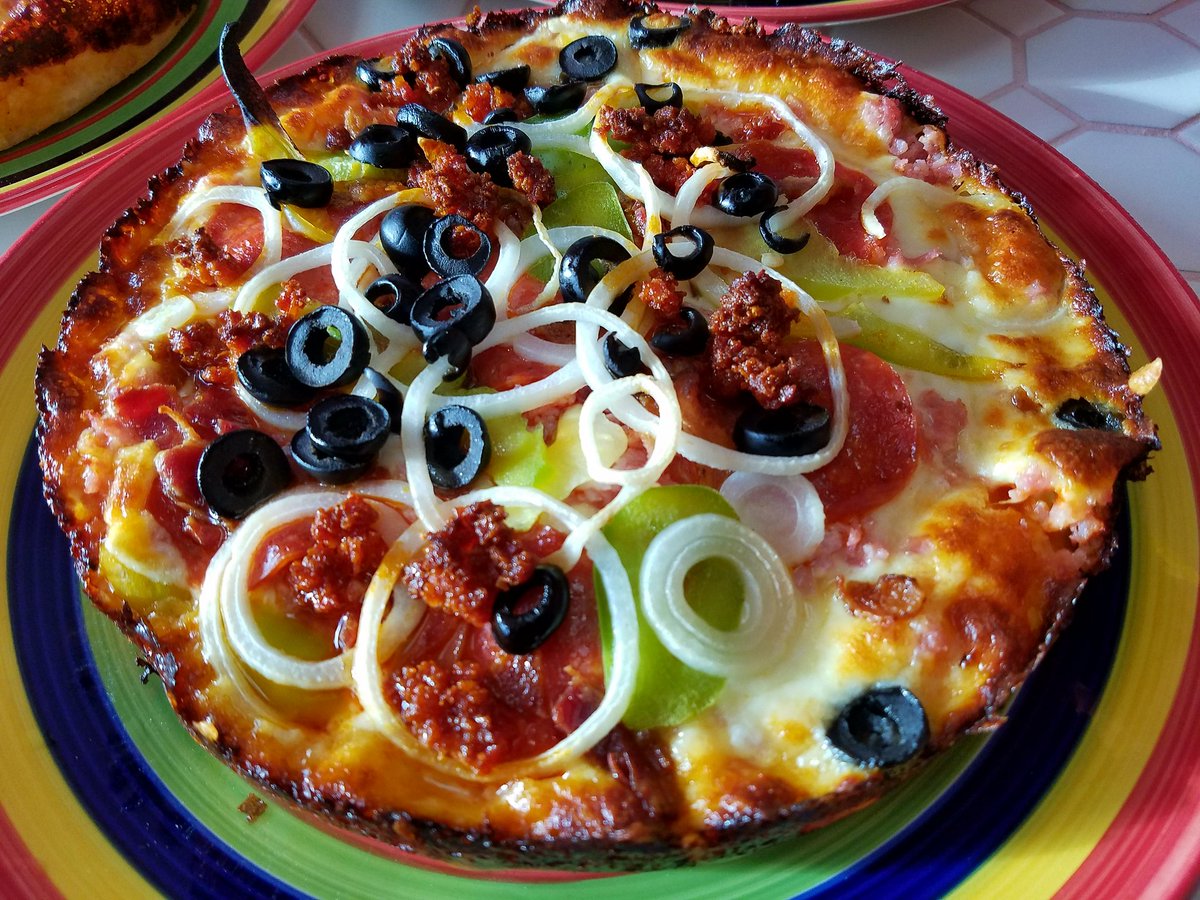 ElComelon305's tweet photo. Had some #cuban #pizza forb#dinner 2nite @TIOCOLO1 #pizzeria in #hialeah #chorizo #bacon #cubanthing #ElComelon305AteHere #foodiechats #nom https://t.co/FALcKMT3zt