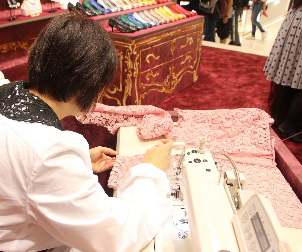 dolcegabbanajp's tweet photo. 【明日まで】日本限定品や先行品が取り揃う、伊勢丹新宿店で開催中のポップアップストア。 イタリアから来日した職人がデモンストレーションを行っています。
伝統ある技術を間近でご覧下さい。#DGLace #DGLovesJapan https://t.co/rgyli0KTRB