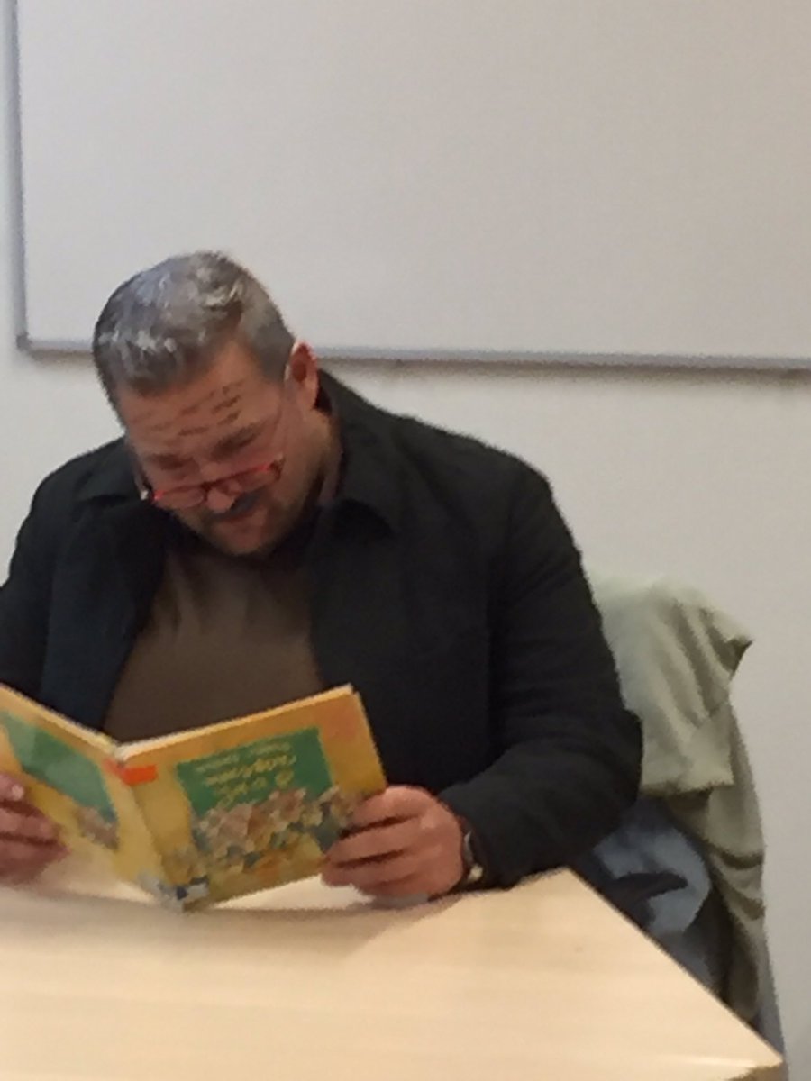 De opa van meester Leroy aan het voorlezen in groep 8