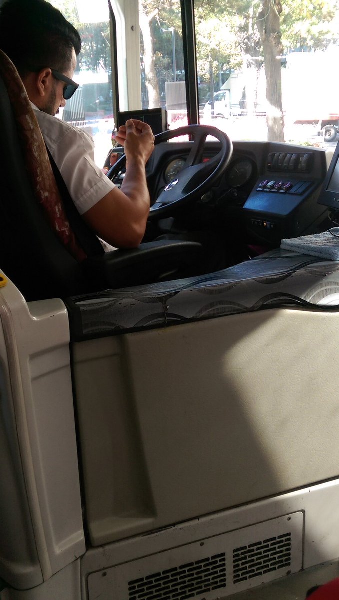 gozzyd's tweet photo. Hareket halinde kravatını diken otobüs şoförü var desem inanmazsın!Hatta şuanda çekirdek yiyor @ibbPR @ietttr  @ibbBeyazmasa https://t.co/aqba0PmuP8