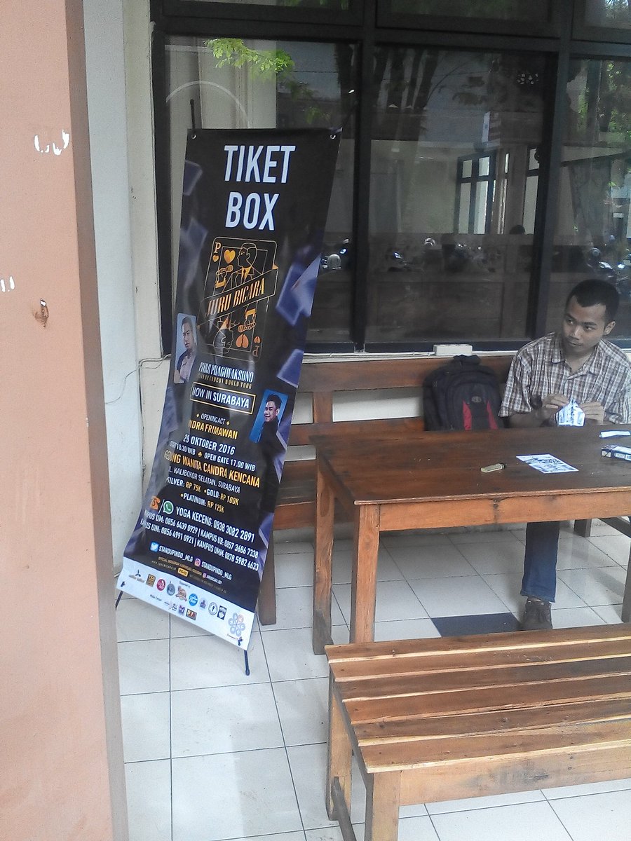 Yang di UM, tim tiketing #JubirSBY lagi buka lapak di kafe pustaka loh... Kita disini sampai jam 4 nanti, merapat yuk :))
