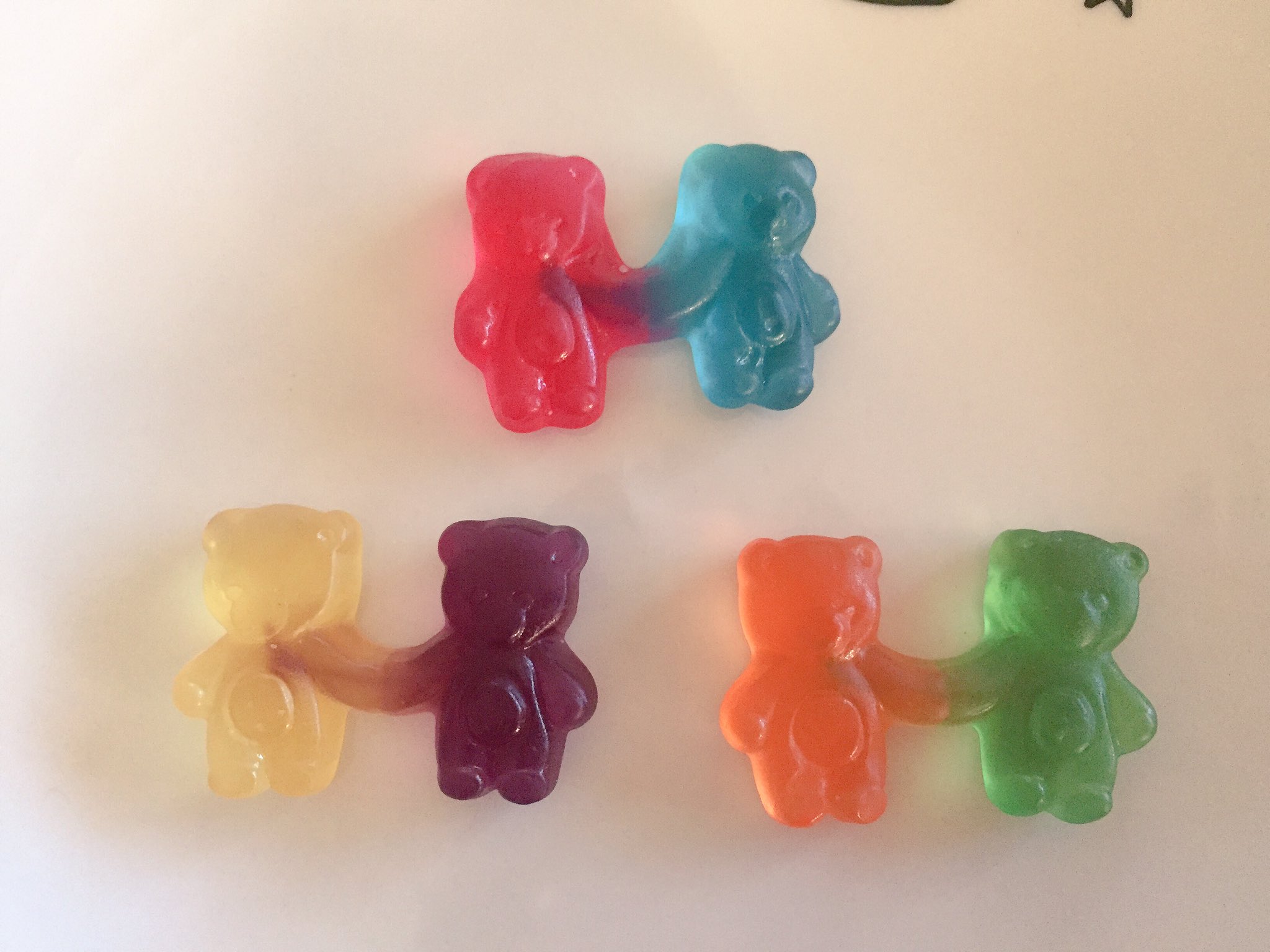 べるとら ハリボーのツインベアグミ 仲睦まじくクマが手を繋いでるグミです 赤青 黄紫 橙緑の推しカップリングがいる方におすすめします T Co Frsx3waezm Twitter