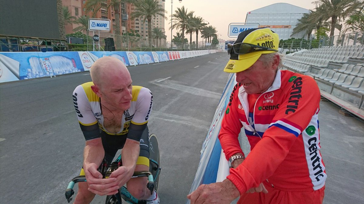 En dan ook nog tribunes neerzetten....<a href="/artvdeadelaar/">AR & TV de Adelaar</a>  Aanfluiting, dat hele Quatar