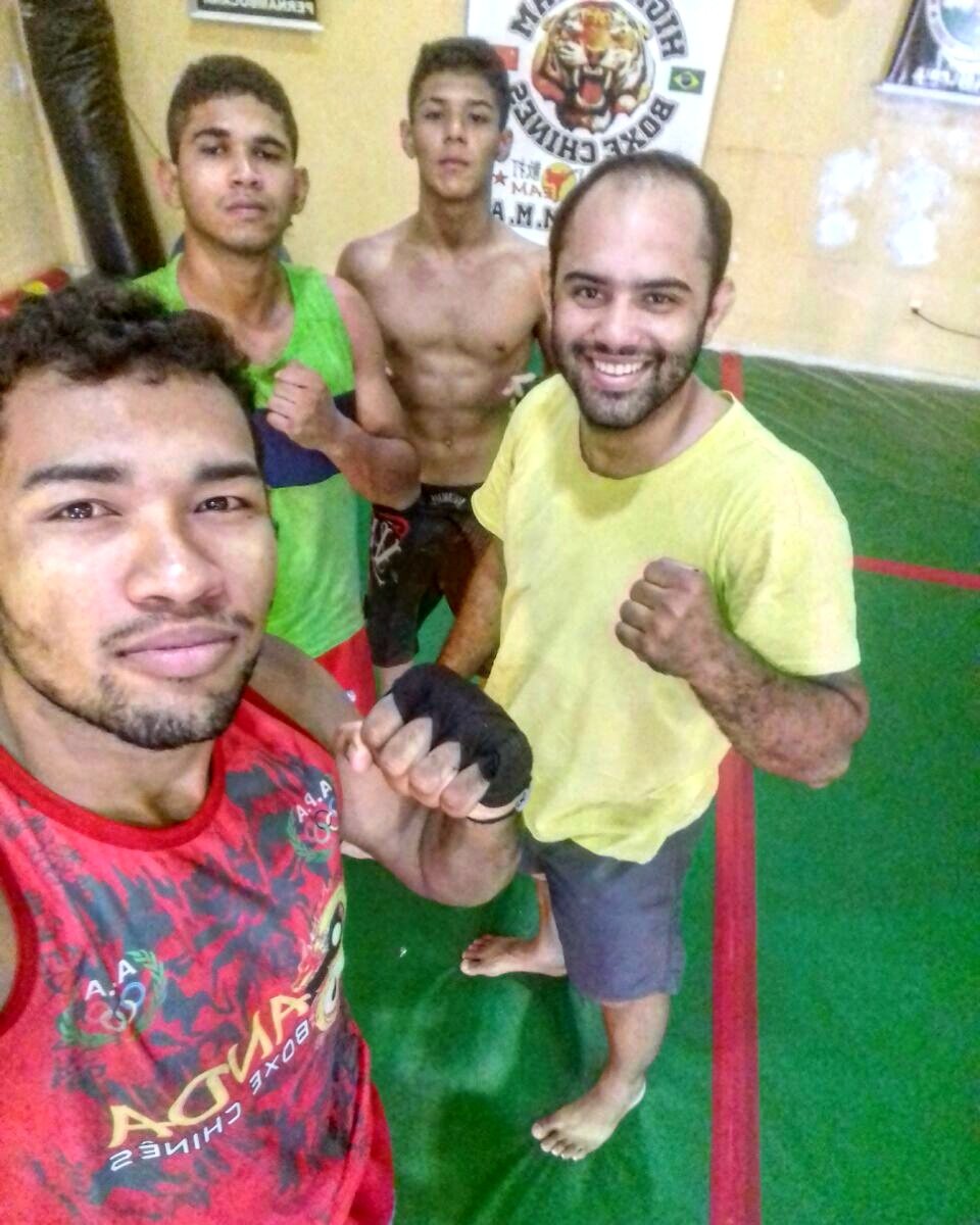 VicHorla's tweet photo. Treino do domingo, preparação para o MMA. #HiginoTeam #DeLaRiva #BoxeChines #Sanda #JiuJitsu #MMA https://t.co/9pgFKpqzn7