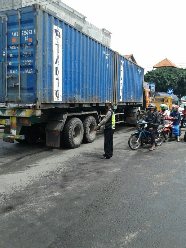 PolsekKpilang's tweet photo. #BRIPKA KUKUH MELAKS.PENARIKAN ARUS DI TL KEDURUS INTENSITAS LALIN PADAT # https://t.co/F7rXah7F1j