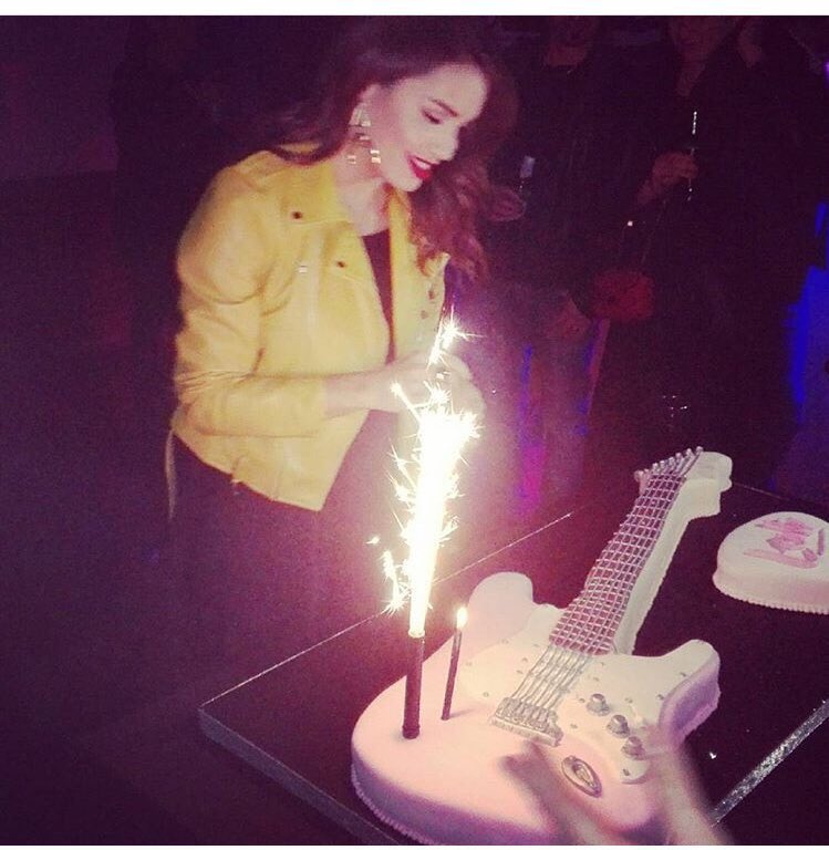 envivo_com's tweet photo. Feliz Cumpleaños Reina !! @laliespos Cumple su 25 Años más feliz que nunca rodeada de amigos y familia. 25 CENTIMETROS MAS LALI https://t.co/ZMT6epCRVy