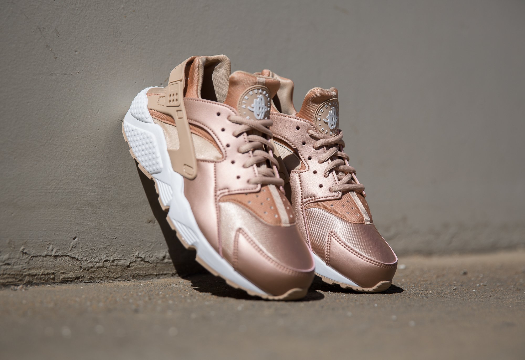 Shiekh.com on Twitter: "This #Nike Women's Air Huarache in Metallic Red Bronze is launching 10/14. Any ladies feeling these? #WeAreWhatsNext / Twitter