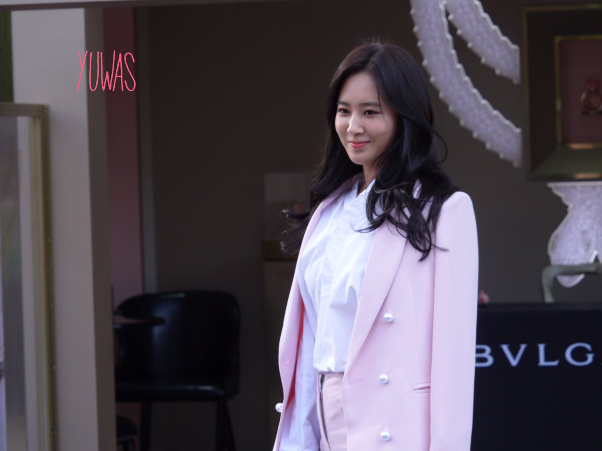 [PIC][09-10-2016]Yuri tham dự buổi Fansign thứ 2 cho thương hiệu nước hoa "BVLGARI Rose Goldea" tại Myeongdong Lotte Duty Free vào chiều nay - Page 3 CuYEywRVMAA66pZ