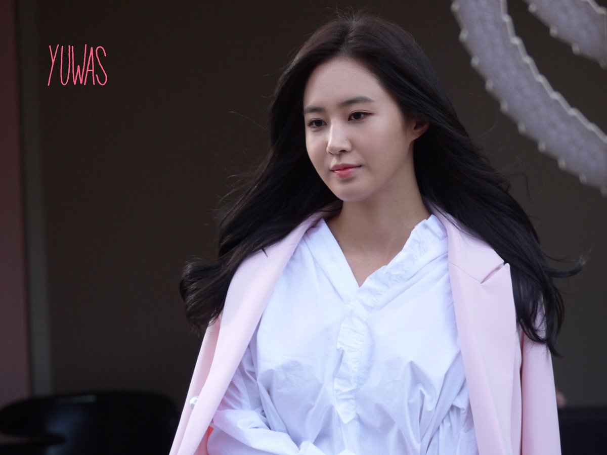 [PIC][09-10-2016]Yuri tham dự buổi Fansign thứ 2 cho thương hiệu nước hoa "BVLGARI Rose Goldea" tại Myeongdong Lotte Duty Free vào chiều nay - Page 3 CuYEywSVYAUTa0z
