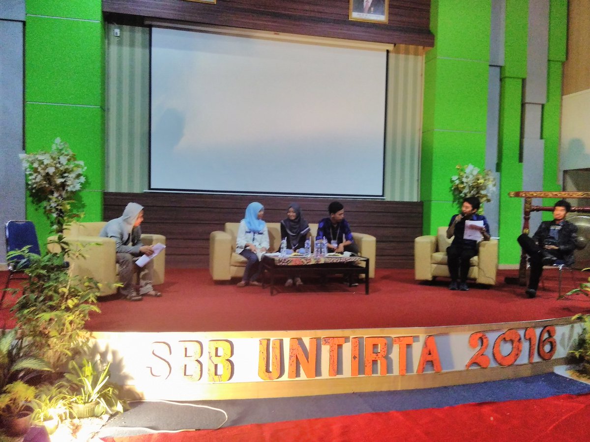 Sdg berlangsung bedah buku karya Bapak Arip Senjaya, S.Pd.,M.Phil yg berjudul "Seperti Bukan Cinta"
#SBBUntirta2016